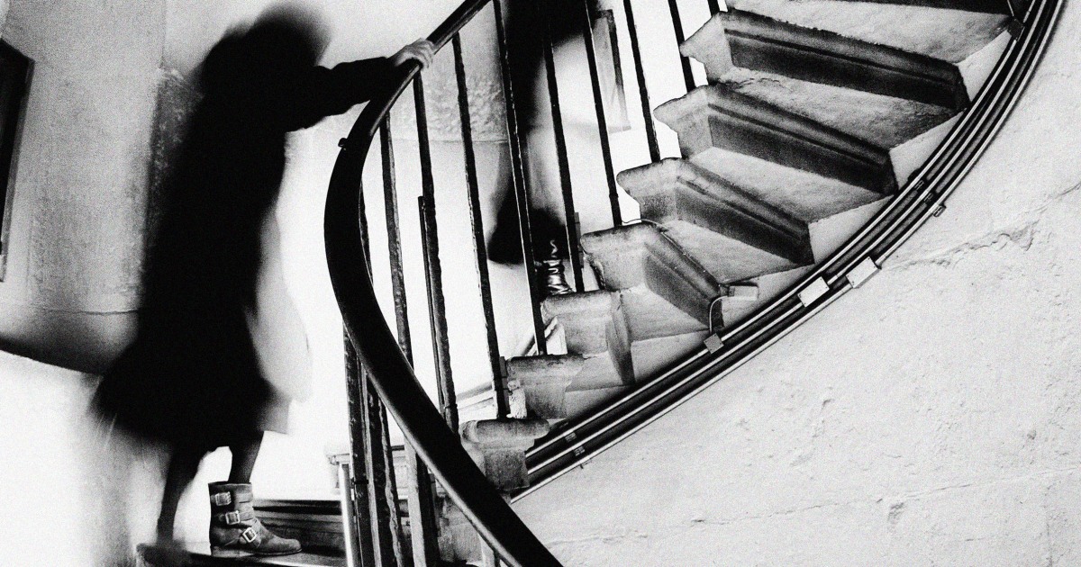 Why young adults, especially women, are prone to falls on stairs