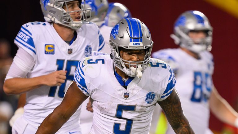 David Montgomery powers through the hole for the game winning touchdown for the Detroit Lions over the Kansas City Chiefs