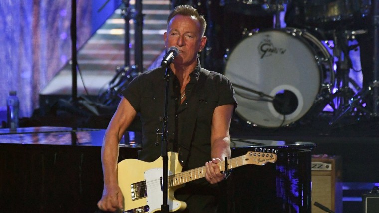 Symptoms and causes of peptic ulcers, which forced Springsteen to delay shows