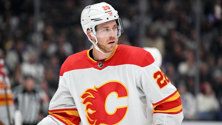 Elias Lindholm trade details: Canucks strengthen offense with deal for Flames center