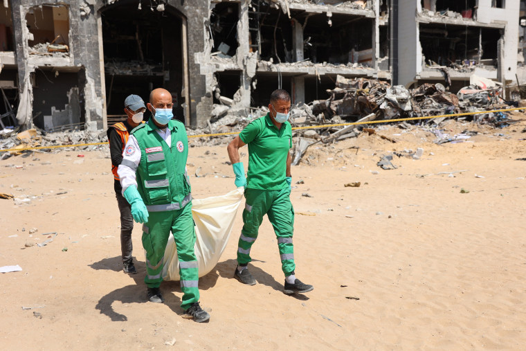 In the wake of IDF retreat, Gazans sift through the rubble for the bodies of their dead