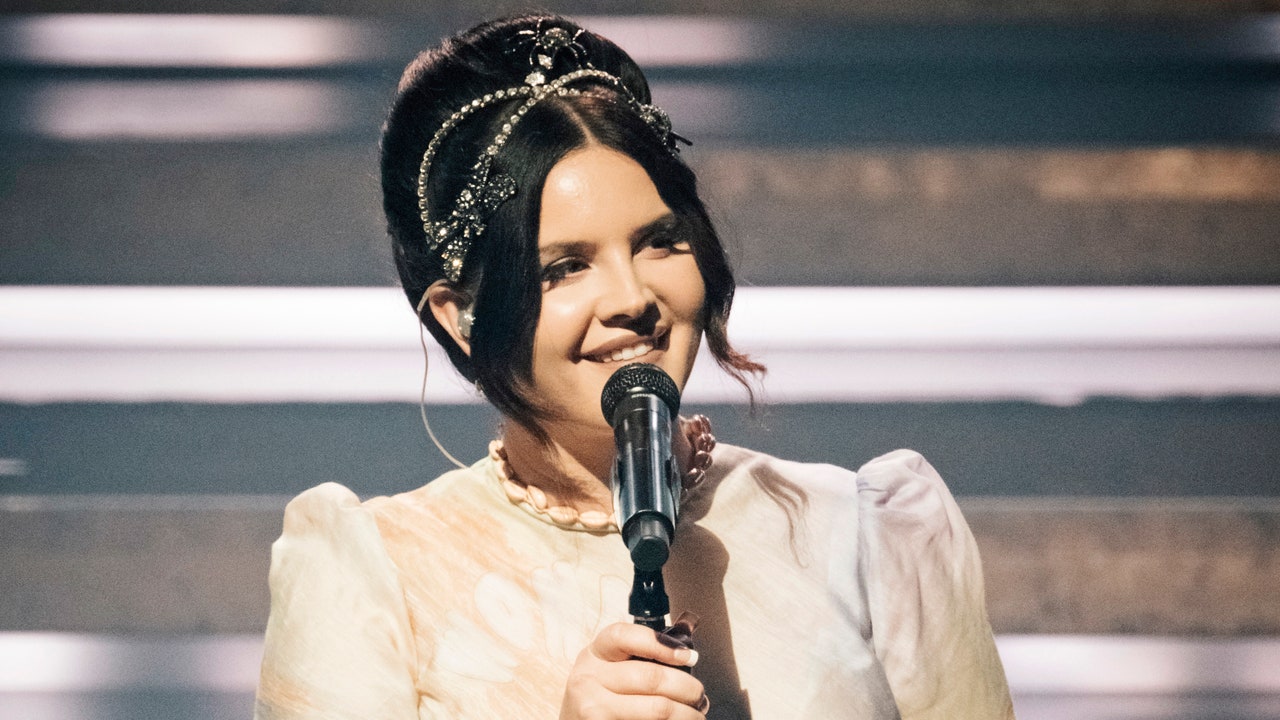 Lana Del Rey Headlines First Night of Coachella 2024: Watch