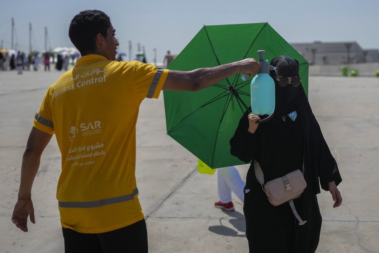 Extreme heat kills hundreds of Muslim pilgrims