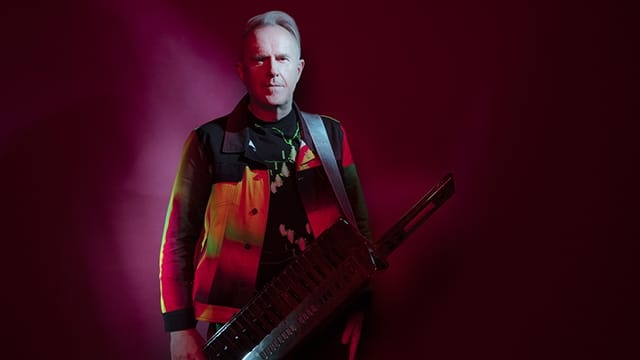 Howard Jones Discusses Synth Pop, Playing at Live Aid, Classic Tunes