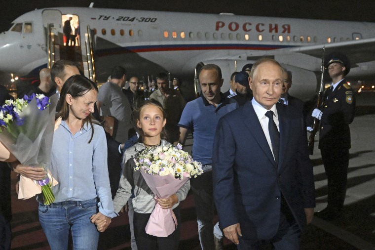 Children of spies discovered they were Russian on flight to Moscow, Kremlin says